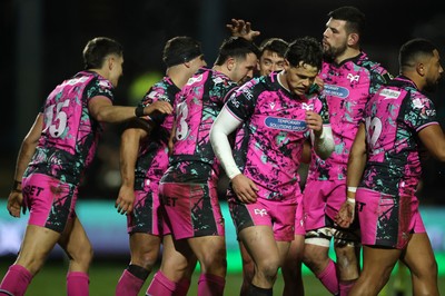 170126 - Ospreys v Montpellier - European Rugby Challenge Cup - Owen Watkin of Ospreys celebrates scoring a try with team mates