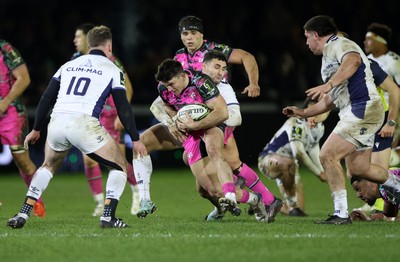 170126 - Ospreys v Montpellier - European Rugby Challenge Cup - Reuben Morgan-Williams of Ospreys is tackled by Thomas Darmon of Montpellier 