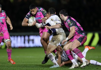 170126 - Ospreys v Montpellier - European Rugby Challenge Cup - Phil Cokanasiga of Ospreys is tackled by Thomas Darmon of Montpellier 