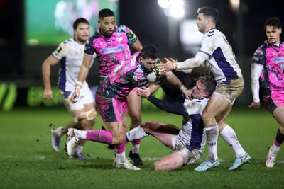 170126 - Ospreys v Montpellier - European Rugby Challenge Cup - Owen Watkin of Ospreys is tackled by Stuart Hogg of Montpellier 