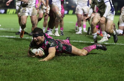 170126 - Ospreys v Montpellier - European Rugby Challenge Cup - Lewis Lloyd of Ospreys scores a try