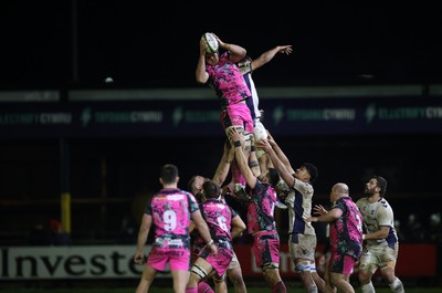 170126 - Ospreys v Montpellier - European Rugby Challenge Cup - James Fender of Ospreys wins the line out