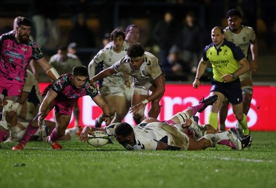 170126 - Ospreys v Montpellier - European Rugby Challenge Cup - Wilfrid Hounkpatin of Montpellier scores a try