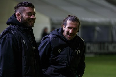 170126 - Ospreys v Montpellier Herault Rugby - EPCR Challenge Cup - Ospreys coach Justin Tipuric shares a joke with Gareth Thomas before the match