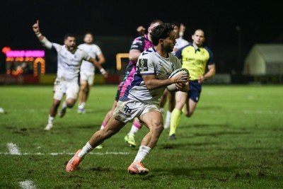 170126 - Ospreys v Montpellier Herault Rugby - EPCR Challenge Cup - Jules Ducros of Montpellier runs in to score a try