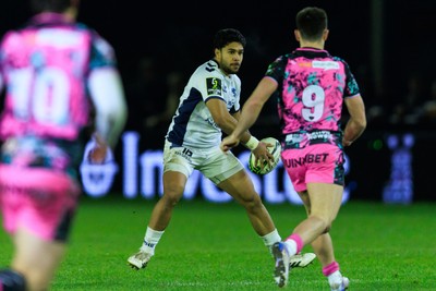 170126 - Ospreys v Montpellier Herault Rugby - EPCR Challenge Cup - Donovan Taofifenua of Montpellier looks for a gap