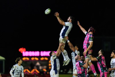 170126 - Ospreys v Montpellier Herault Rugby - EPCR Challenge Cup - Marco Tauleigne of Montpellier wins a lineout