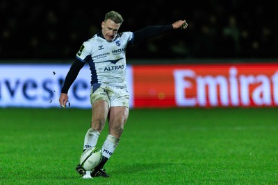 170126 - Ospreys v Montpellier Herault Rugby - EPCR Challenge Cup - Stuart Hogg of Montpellier kicks a conversion
