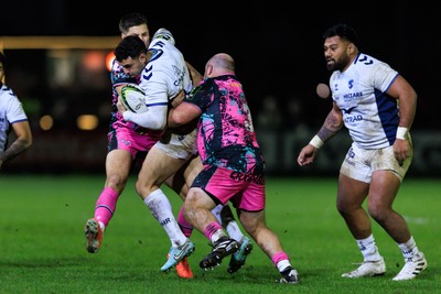 170126 - Ospreys v Montpellier Herault Rugby - EPCR Challenge Cup - Thomas Darmon of Montpellier is tackled by Rhys Henry and Max Nagy of Ospreys