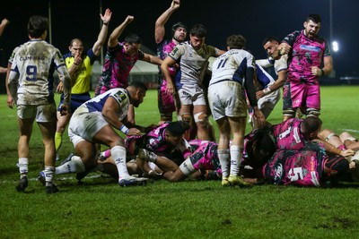 170126 - Ospreys v Montpellier Herault Rugby - EPCR Challenge Cup - Referee Federico Vedovelli awards a try scored by Lewis Lloyd of Ospreys