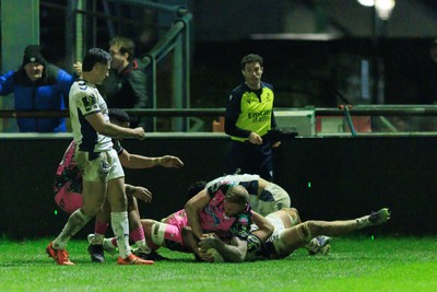 170126 - Ospreys v Montpellier Herault Rugby - EPCR Challenge Cup - Ross Moriarity of Ospreys scores a try
