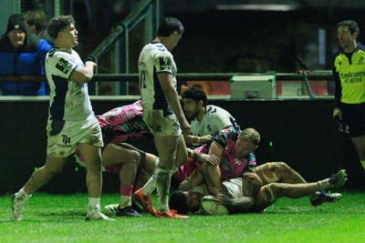 170126 - Ospreys v Montpellier Herault Rugby - EPCR Challenge Cup - Ross Moriarity of Ospreys scores a try