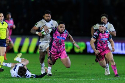 170126 - Ospreys v Montpellier Herault Rugby - EPCR Challenge Cup - Phil Cokanasiga of Ospreys is tackled