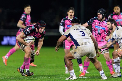 170126 - Ospreys v Montpellier Herault Rugby - EPCR Challenge Cup - James Fender of Ospreys takes on Christopher Tolofua of Montpellier