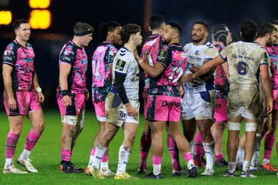 170126 - Ospreys v Montpellier Herault Rugby - EPCR Challenge Cup - Tensions boil over as Phil Cokanasiga of Ospreys and Melvyn Rates of Montpellier square up to each other