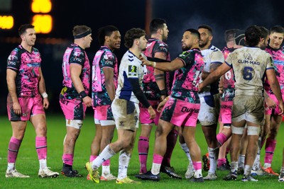 170126 - Ospreys v Montpellier Herault Rugby - EPCR Challenge Cup - Tensions boil over as Phil Cokanasiga of Ospreys and Melvyn Rates of Montpellier square up to each other