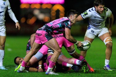 170126 - Ospreys v Montpellier Herault Rugby - EPCR Challenge Cup - Reuben Morgan-Williams of Ospreys passes the ball