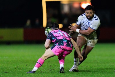 170126 - Ospreys v Montpellier Herault Rugby - EPCR Challenge Cup - Christopher Tolofua of Montpellier offloads the ball as he is tackled by Ryan Conbeer of Ospreys