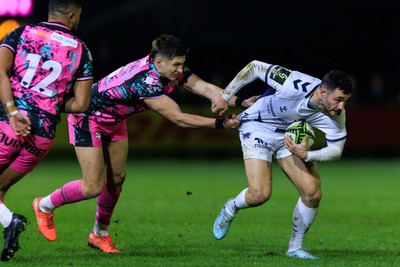 170126 - Ospreys v Montpellier Herault Rugby - EPCR Challenge Cup - Thomas Darmon of Montpellier is held by Max Nagy of Ospreys