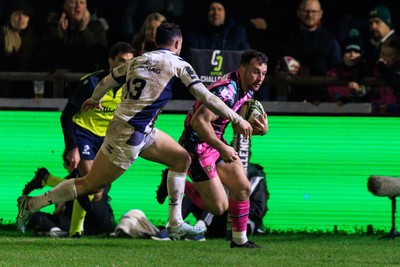 170126 - Ospreys v Montpellier Herault Rugby - EPCR Challenge Cup - Ryan Conbeer of Ospreys is tackled by Thomas Darmon of Montpellier