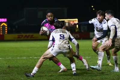 170126 - Ospreys v Montpellier Herault Rugby - EPCR Challenge Cup - Daniel Kasende of Ospreys takes on Alexis Bernadet of Montpellier
