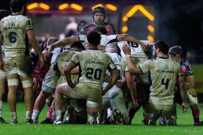 170126 - Ospreys v Montpellier Herault Rugby - EPCR Challenge Cup - Morgan Morris of Ospreys prepares to pack down in a scrum