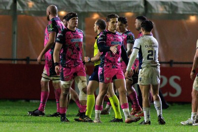 170126 - Ospreys v Montpellier Herault Rugby - EPCR Challenge Cup - Kieran Hardy of Ospreys shakes hands with Tom Baraer of Montpellier at the end of the match