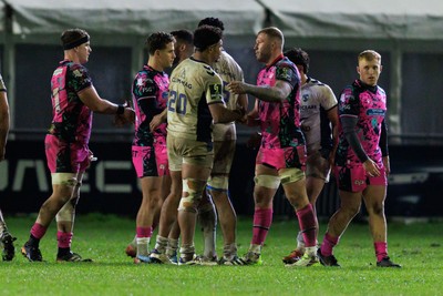 170126 - Ospreys v Montpellier Herault Rugby - EPCR Challenge Cup - Solomon Shand of Montpellier and Ross Moriarity of Ospreys shake hands at the end of the match
