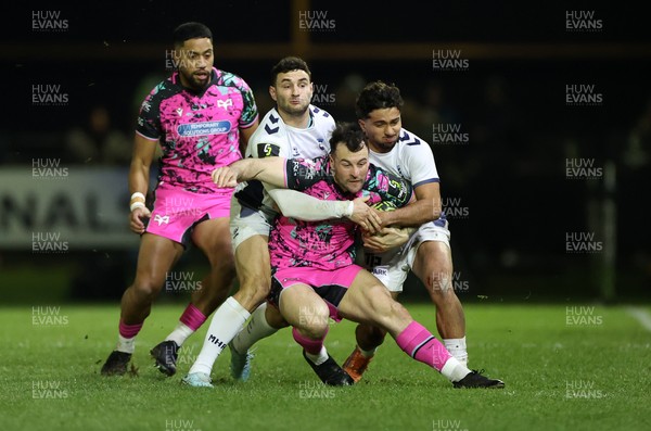 170126 - Ospreys v Montpellier - European Rugby Challenge Cup - Ryan Conbeer of Ospreys is tackled by Thomas Darmon and Alexis Bernadet of Montpellier 