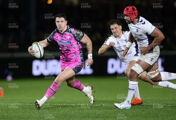170126 - Ospreys v Montpellier - European Rugby Challenge Cup - Owen Watkin of Ospreys makes a break to score a try
