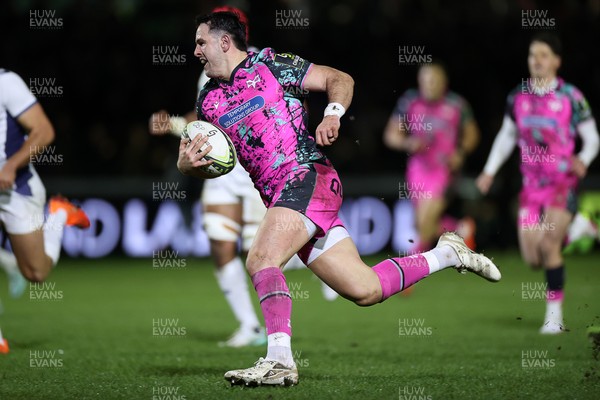 170126 - Ospreys v Montpellier - European Rugby Challenge Cup - Owen Watkin of Ospreys makes a break to score a try