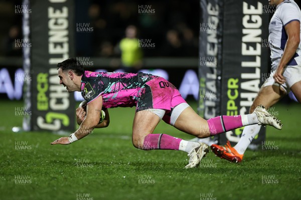 170126 - Ospreys v Montpellier - European Rugby Challenge Cup - Owen Watkin of Ospreys makes a break to score a try
