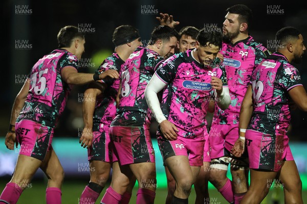 170126 - Ospreys v Montpellier - European Rugby Challenge Cup - Owen Watkin of Ospreys celebrates scoring a try with team mates