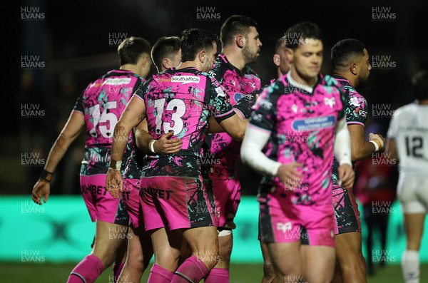 170126 - Ospreys v Montpellier - European Rugby Challenge Cup - Owen Watkin of Ospreys celebrates scoring a try with team mates