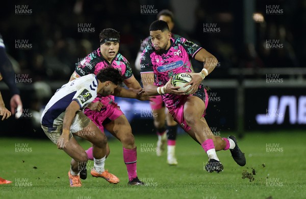 170126 - Ospreys v Montpellier - European Rugby Challenge Cup - Phil Cokanasiga of Ospreys makes a break