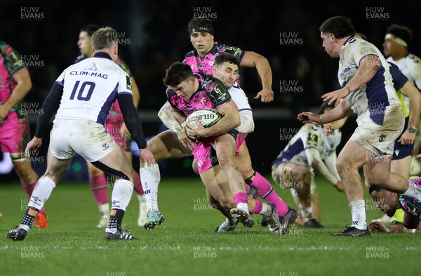 170126 - Ospreys v Montpellier - European Rugby Challenge Cup - Reuben Morgan-Williams of Ospreys is tackled by Thomas Darmon of Montpellier 
