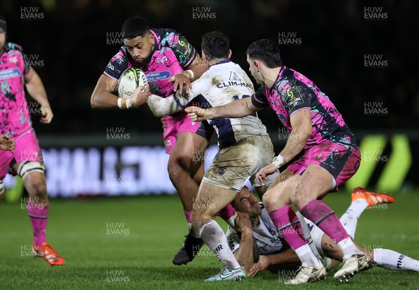 170126 - Ospreys v Montpellier - European Rugby Challenge Cup - Phil Cokanasiga of Ospreys is tackled by Thomas Darmon of Montpellier 