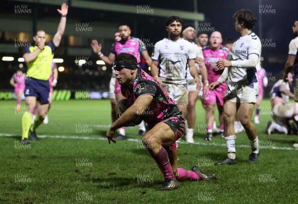 170126 - Ospreys v Montpellier - European Rugby Challenge Cup - Lewis Lloyd of Ospreys scores a try
