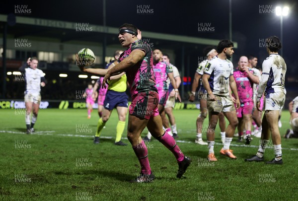 170126 - Ospreys v Montpellier - European Rugby Challenge Cup - Lewis Lloyd of Ospreys celebrates scoring a try