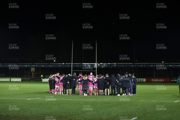 170126 - Ospreys v Montpellier - European Rugby Challenge Cup - Ospreys team huddle