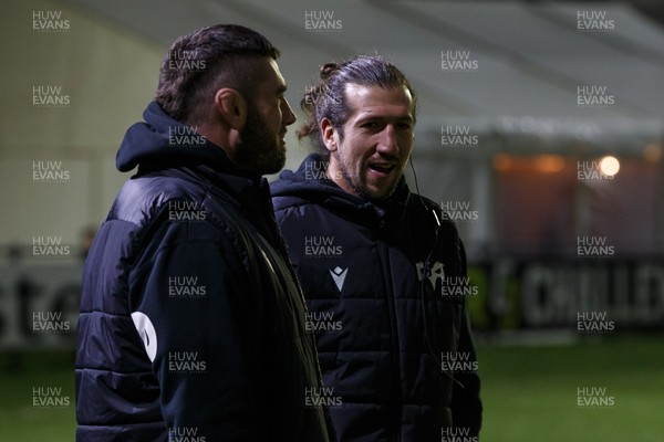 170126 - Ospreys v Montpellier Herault Rugby - EPCR Challenge Cup - Ospreys coach Justin Tipuric with Gareth Thomas before the match