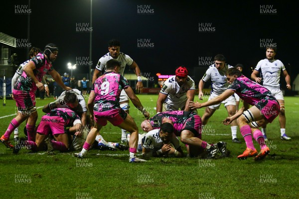 170126 - Ospreys v Montpellier Herault Rugby - EPCR Challenge Cup - Alex Masibaka of Montpellier goes over for a try