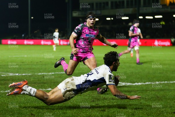 170126 - Ospreys v Montpellier Herault Rugby - EPCR Challenge Cup - Jules Ducros of Montpellier goes over for a try