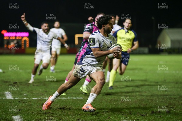 170126 - Ospreys v Montpellier Herault Rugby - EPCR Challenge Cup - Jules Ducros of Montpellier runs in to score a try