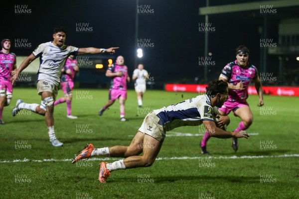 170126 - Ospreys v Montpellier Herault Rugby - EPCR Challenge Cup - Jules Ducros of Montpellier goes over for a try