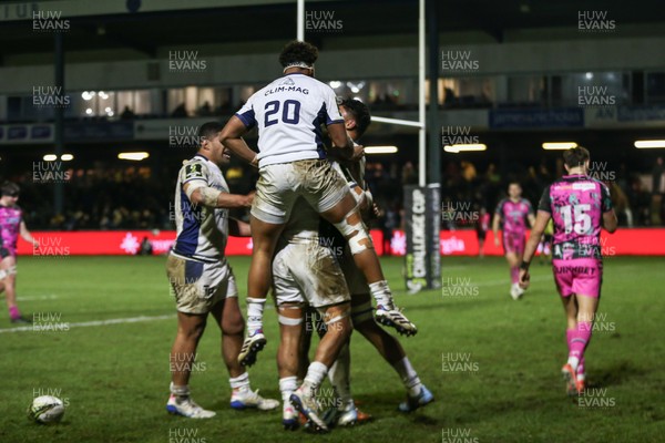 170126 - Ospreys v Montpellier Herault Rugby - EPCR Challenge Cup - Montpellier celebrate after Jules Ducros scores a try
