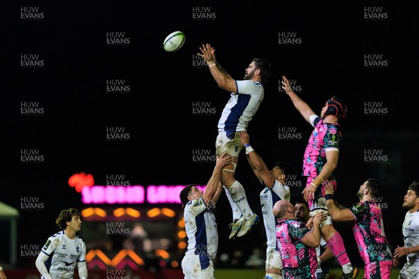 170126 - Ospreys v Montpellier Herault Rugby - EPCR Challenge Cup - Marco Tauleigne of Montpellier wins a lineout