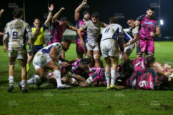 170126 - Ospreys v Montpellier Herault Rugby - EPCR Challenge Cup - Referee Federico Vedovelli awards a try scored by Lewis Lloyd of Ospreys