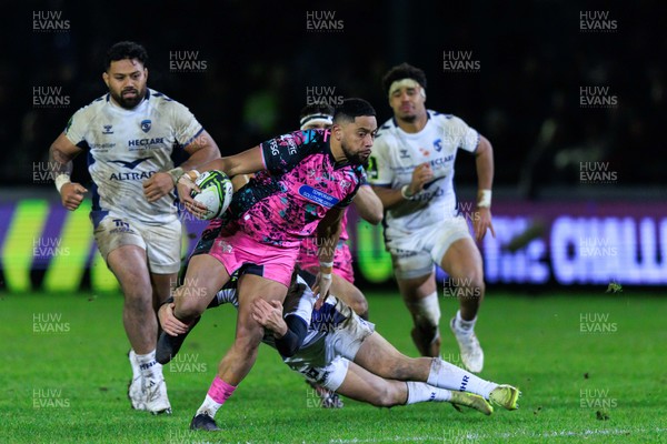 170126 - Ospreys v Montpellier Herault Rugby - EPCR Challenge Cup - Phil Cokanasiga of Ospreys is tackled