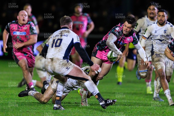 170126 - Ospreys v Montpellier Herault Rugby - EPCR Challenge Cup - Jack Walsh of Ospreys offloads the ball